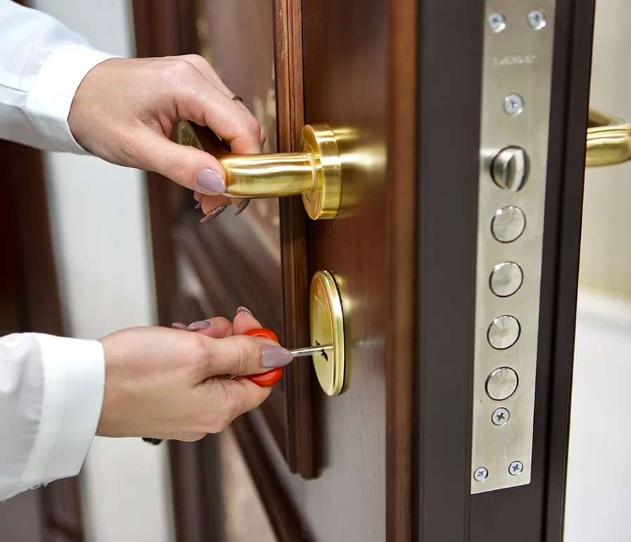 Обезопасить свою квартиру: роль металлической входной двери