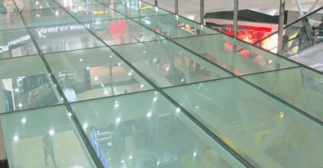 Стеклянный пол: изюминка вашего торгового центра