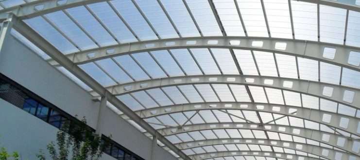 Как сотовый поликарбонат может улучшить естественное освещение в зданиях